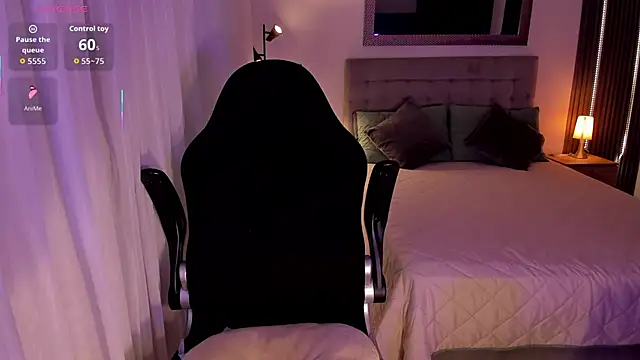 Snapshot of AmyWood chatting on 10.27.25 AmyWood online show from 10.27.25