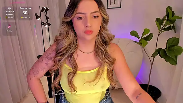 Snapshot of AmyWood chatting on 11.26.25 AmyWood online show from 11.26.25