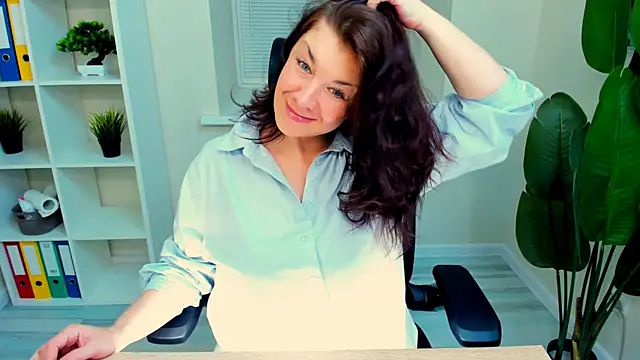 Snapshot of AnaMills chatting on 06.13.26 AnaMills online show from 06.13.26