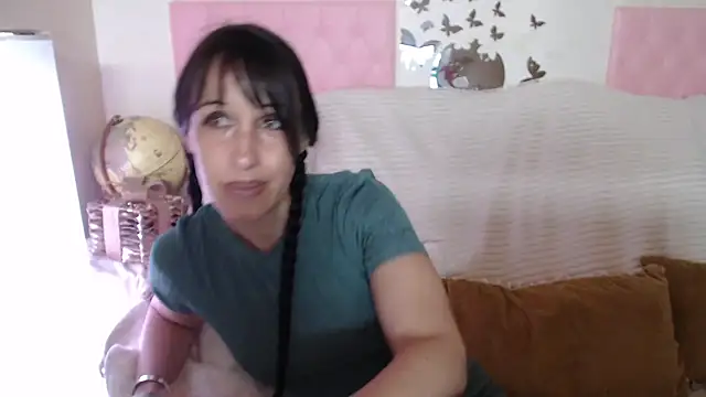 Snapshot of -carla- chatting on 06.04.26 -carla- online show from 06.04.26