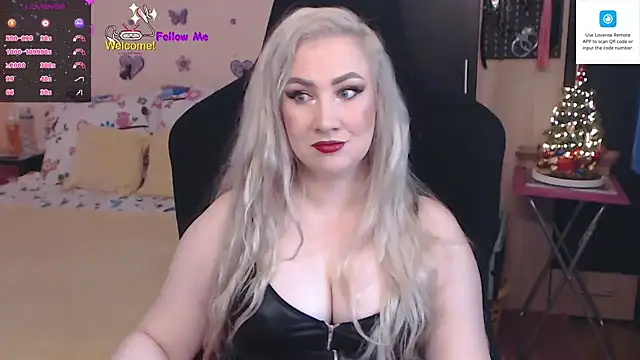 Snapshot of MissLexyGold chatting on 12.22.24 MissLexyGold online show from 12.22.24