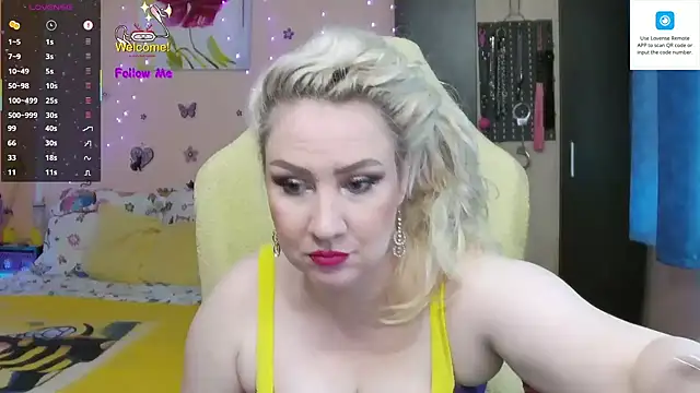 Snapshot of MissLexyGold chatting on 10.18.25 MissLexyGold online show from 10.18.25