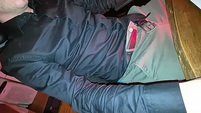 Snapshot of -luckybong- chatting on 01.13.25 -luckybong- online show from 01.13.25