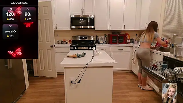 Snapshot of Blondiewithanass chatting on 04.08.26 Blondiewithanass online show from 04.08.26