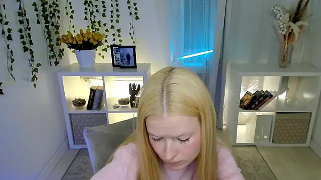 Laly Peach online show from 04.03.26