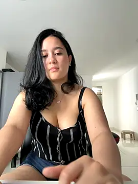 Snapshot of Nina_lovi chatting on 10.29.25 Nina lovi online show from 10.29.25