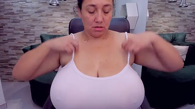 Snapshot of Sharon_tits chatting on 11.23.25 Sharon tits online show from 11.23.25