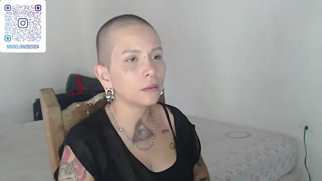 Snapshot of moon_cat85 chatting on 01.27.25 moon cat85 online show from 01.27.25