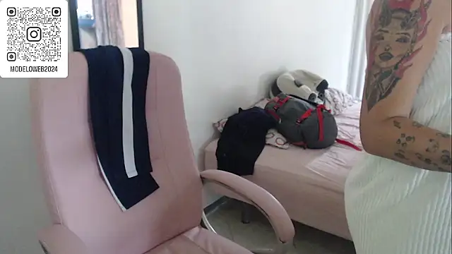 Snapshot of moon_cat85 chatting on 02.21.25 moon cat85 online show from 02.21.25