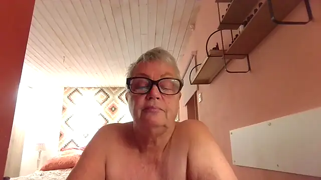 GrannyChrissy68 online show from 12.04.25