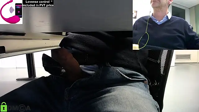 Snapshot of pliko chatting on 11.12.25 pliko online show from 11.12.25