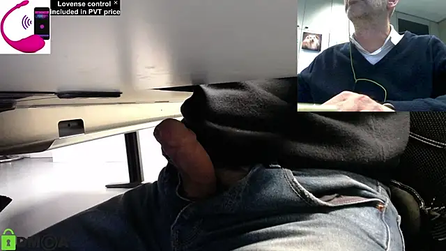 Snapshot of pliko chatting on 11.20.25 pliko online show from 11.20.25