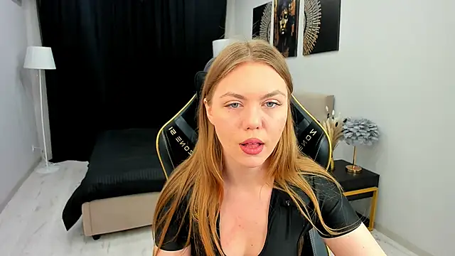 Snapshot of Strawberrye chatting on 11.26.25 Strawberrye online show from 11.26.25