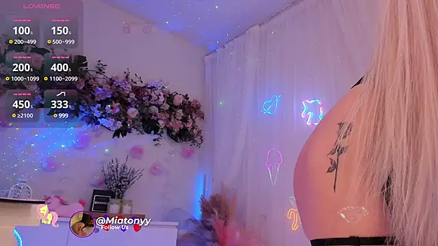 Snapshot of Mia_Mi_ chatting on 02.25.25 Mia Mi online show from 02.25.25