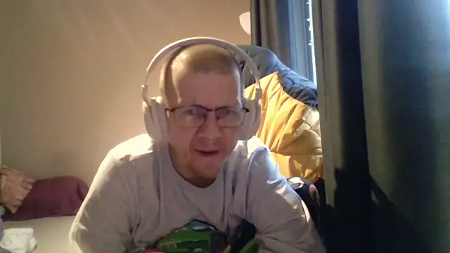 Snapshot of David250692 chatting on 11.28.25 David250692 online show from 11.28.25