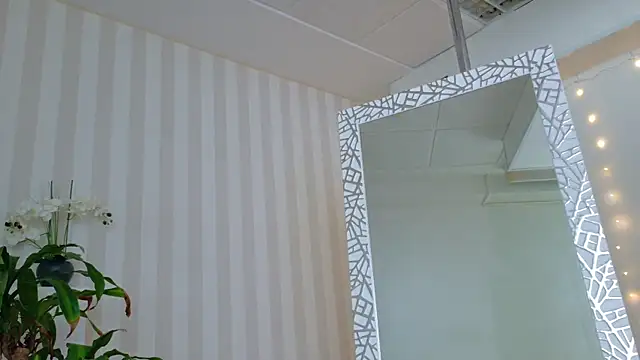 girl nextd00r online show from 03.19.25