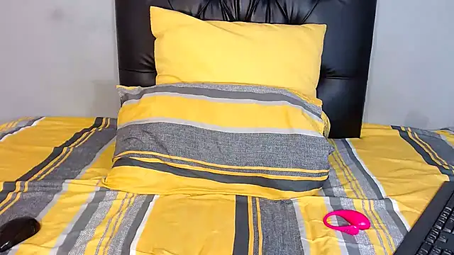 Snapshot of YoungRose18 chatting on 02.28.25 YoungRose18 online show from 02.28.25