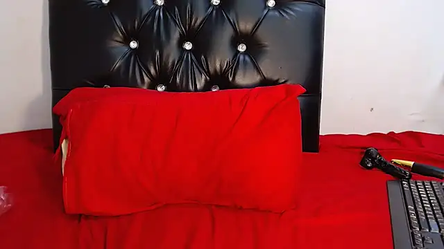 Snapshot of YoungRose18 chatting on 10.21.25 YoungRose18 online show from 10.21.25