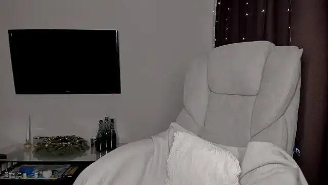 Snapshot of SeasonalSomeone chatting on 12.19.24 SeasonalSomeone online show from 12.19.24