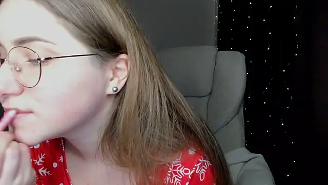 Snapshot of SeasonalSomeone chatting on 12.27.24 SeasonalSomeone online show from 12.27.24