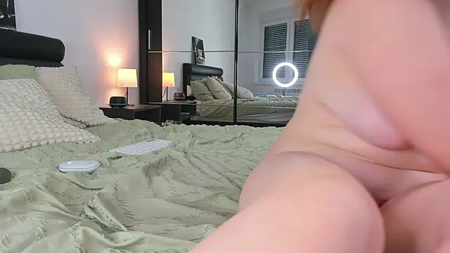 Snapshot of YammyPie chatting on 02.02.25 YammyPie online show from 02.02.25