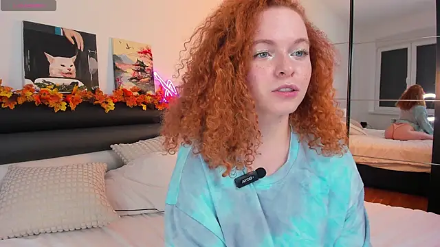 Snapshot of YammyPie chatting on 10.02.25 YammyPie online show from 10.02.25