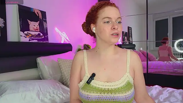 Snapshot of YammyPie chatting on 11.23.25 YammyPie online show from 11.23.25