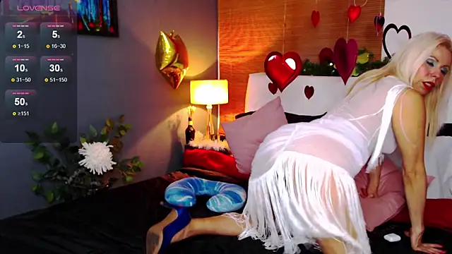 Snapshot of Luci_evans chatting on 02.19.25 Luci evans online show from 02.19.25