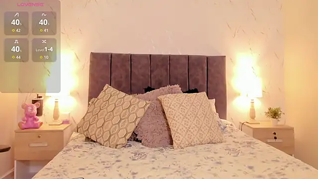 Snapshot of Luci_evans chatting on 11.09.25 Luci evans online show from 11.09.25