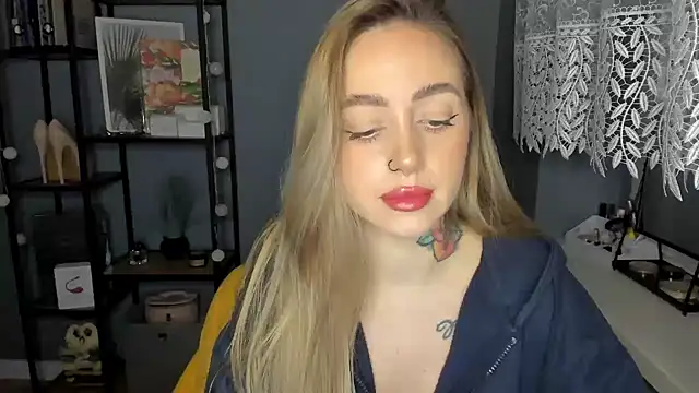 Snapshot of sexyCoralie chatting on 12.10.24 sexyCoralie online show from 12.10.24