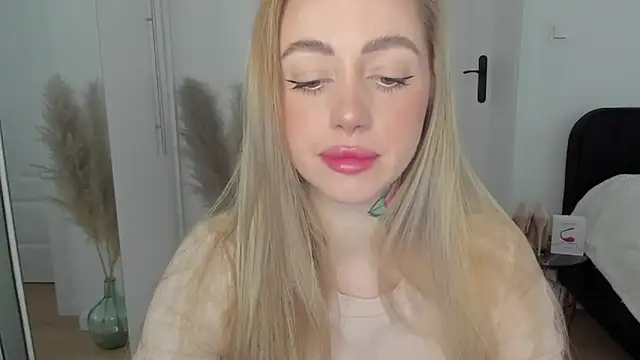 Snapshot of sexyCoralie chatting on 02.13.25 sexyCoralie online show from 02.13.25