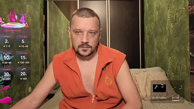 Snapshot of DanielOhCool chatting on 11.08.25 DanielOhCool online show from 11.08.25