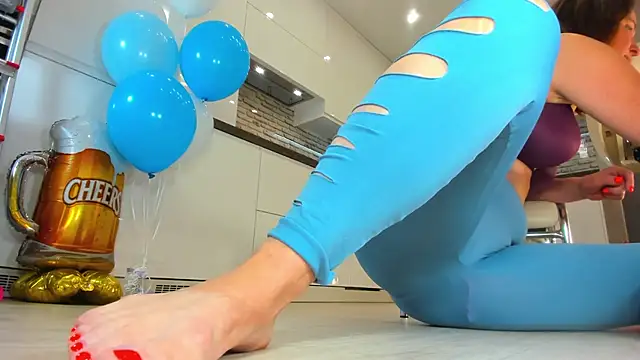 Snapshot of Girl_Squirts chatting on 09.25.25 Girl Squirts online show from 09.25.25