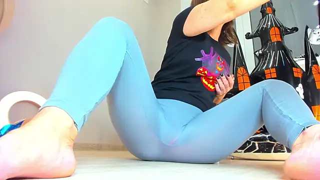 Snapshot of Girl_Squirts chatting on 10.25.25 Girl Squirts online show from 10.25.25