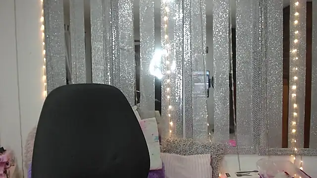 Snapshot of mijal_queen chatting on 12.24.24 mijal queen online show from 12.24.24