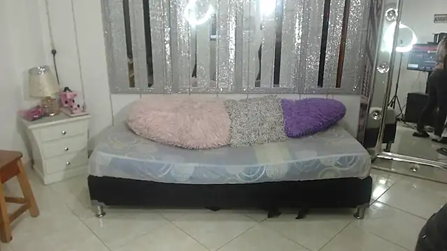 Snapshot of mijal_queen chatting on 02.14.25 mijal queen online show from 02.14.25