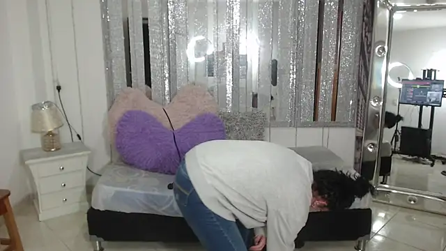 Snapshot of mijal_queen chatting on 02.15.25 mijal queen online show from 02.15.25