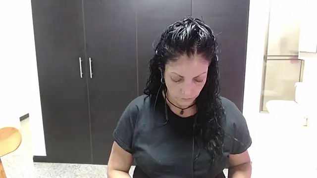 Snapshot of mijal_queen chatting on 10.22.25 mijal queen online show from 10.22.25