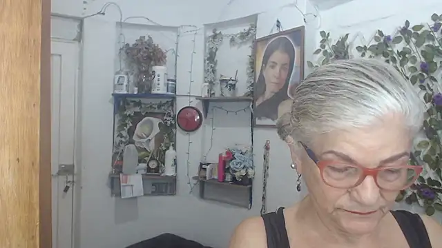 Snapshot of FunnyGrandma chatting on 05.10.26 FunnyGrandma online show from 05.10.26