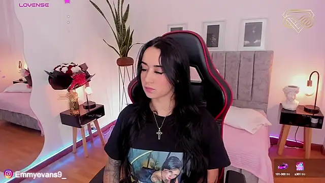 Snapshot of EmmyEvans1 chatting on 12.02.24 EmmyEvans1 online show from 12.02.24