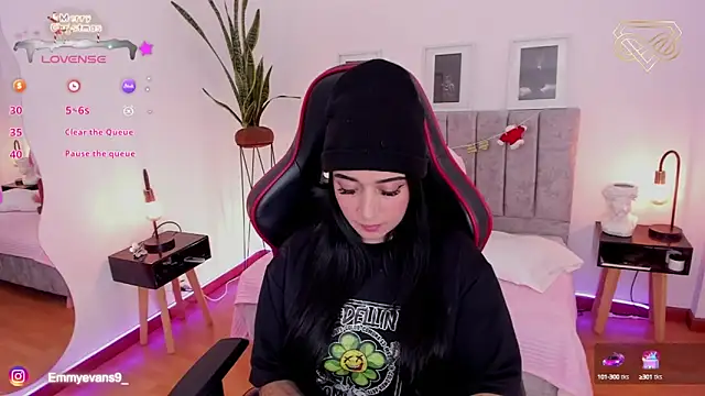 Snapshot of EmmyEvans1 chatting on 12.16.24 EmmyEvans1 online show from 12.16.24