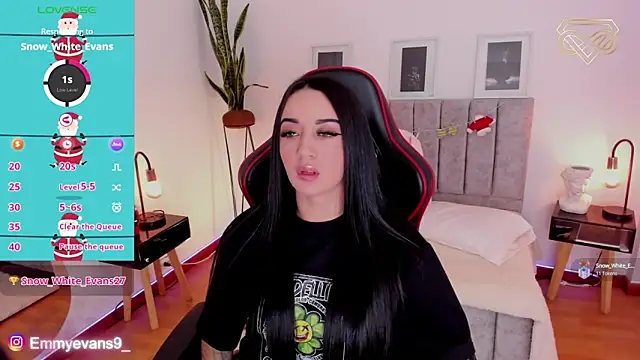 Snapshot of EmmyEvans1 chatting on 12.30.24 EmmyEvans1 online show from 12.30.24