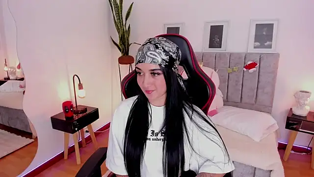 Snapshot of EmmyEvans1 chatting on 01.03.25 EmmyEvans1 online show from 01.03.25