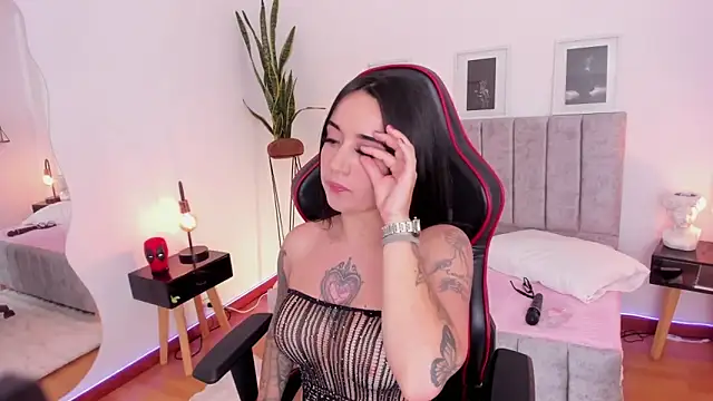 Snapshot of EmmyEvans1 chatting on 01.13.25 EmmyEvans1 online show from 01.13.25