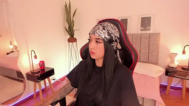 Snapshot of EmmyEvans1 chatting on 01.24.25 EmmyEvans1 online show from 01.24.25