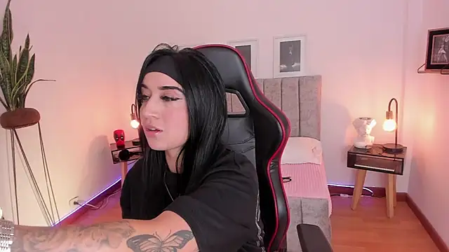 Snapshot of EmmyEvans1 chatting on 01.27.25 EmmyEvans1 online show from 01.27.25