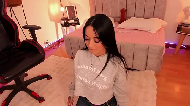 Snapshot of EmmyEvans1 chatting on 02.13.25 EmmyEvans1 online show from 02.13.25