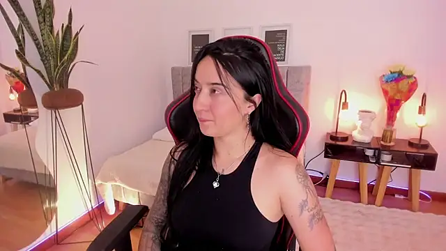 Snapshot of EmmyEvans1 chatting on 02.28.25 EmmyEvans1 online show from 02.28.25