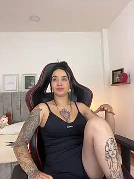 Snapshot of EmmyEvans1 chatting on 03.05.25 EmmyEvans1 online show from 03.05.25