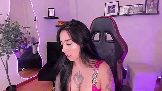 Snapshot of EmmyEvans1 chatting on 09.15.25 EmmyEvans1 online show from 09.15.25